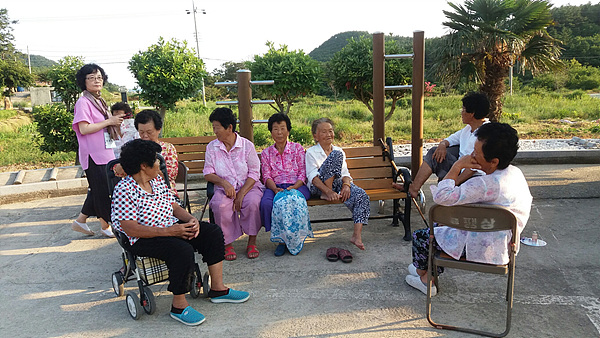 연구원들은 마을에서 쉬고 있는 할머니들을 찾아가 인사드린 후 얘기를 듣기도 한다