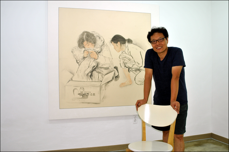 갤러리 오픈 첫 초대전인 김호석 화백의 작품에 대해 설명을 해주는 '미룸갤러리' 김희정 대표