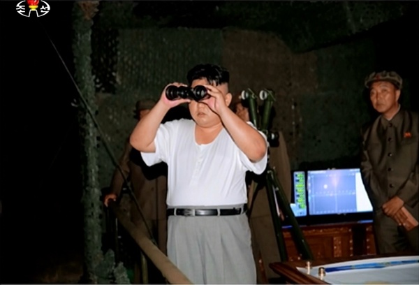 북한 조선중앙TV는 25일 낮 12시30분 전날 실시한 잠수함발사탄도미사일(SLBM) 시험발사 장면을 담은 사진을 공개했다. 사진은 김정은 노동당 위원장이 런닝셔츠 차림으로 SLBM 발사 장면을 쌍안경으로 지켜보는 모습.