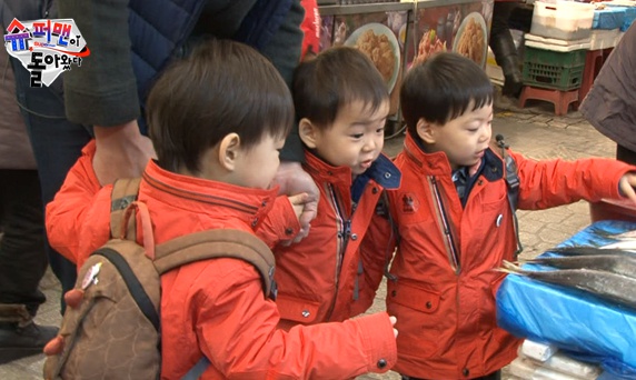  육아예능 인기를 견인했던 <슈퍼맨이 돌아왔다> 속 삼둥이의 모습.