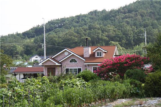 정원과 조화로운 전원주택의 모습이다.