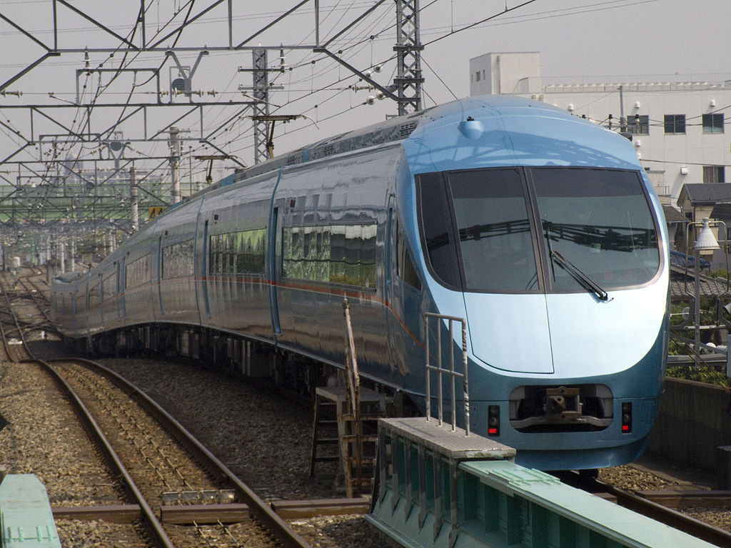 오다큐 전철의 특급열차 '하코네메트로'. 새마을호를 닮은 이 열차는 지하철이 다니는 오테마치역에서 종착한다. (CC BY-SA 3.0)