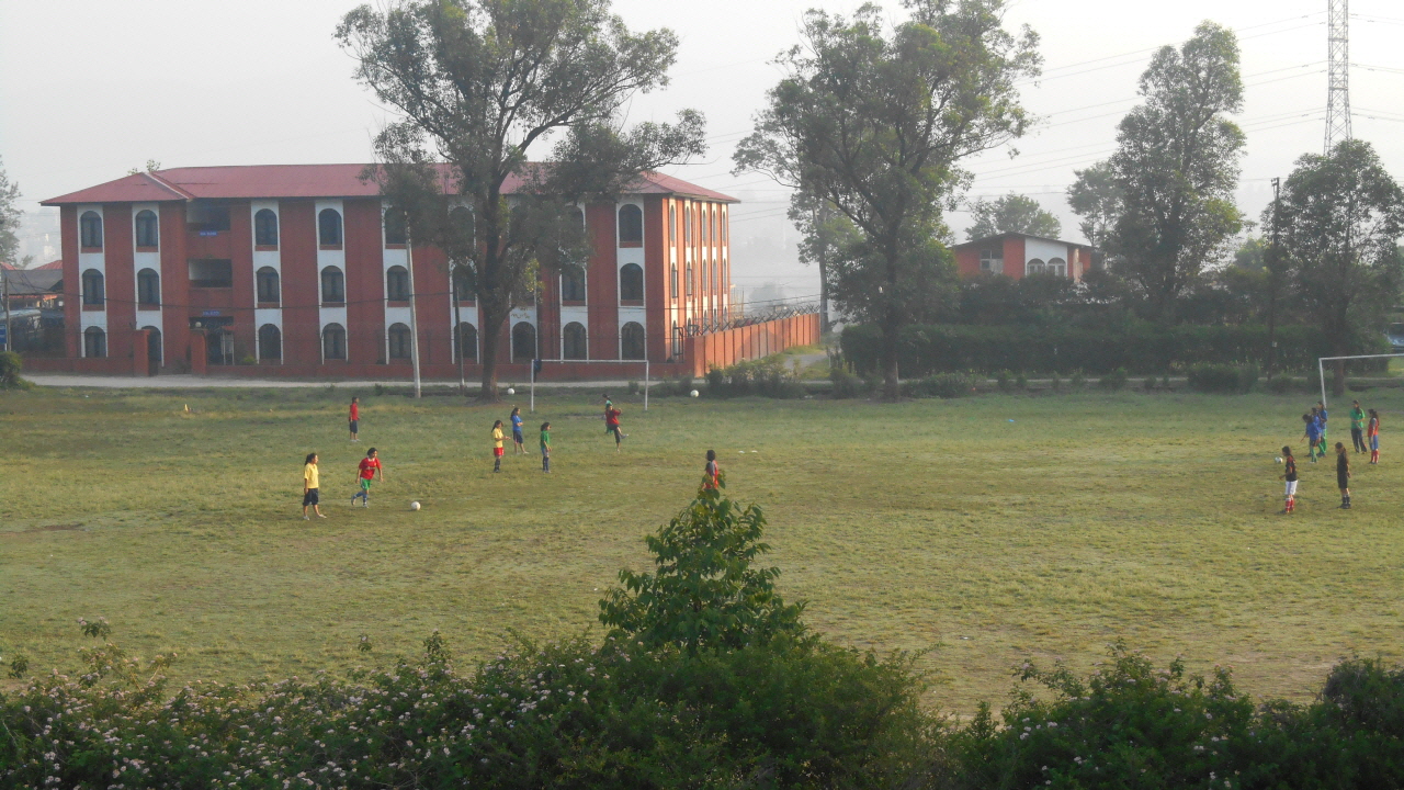  이른 아침부터 축구공을 차고 있는 박타푸르의 여학생들