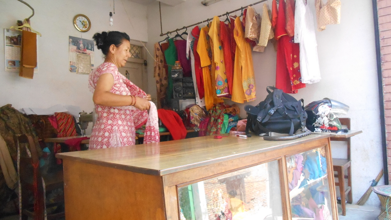  네팔 전통 옷을 만드는 모한 아내의 옷가게. 그녀는 내게 고맙다는 인사를 건넸다.