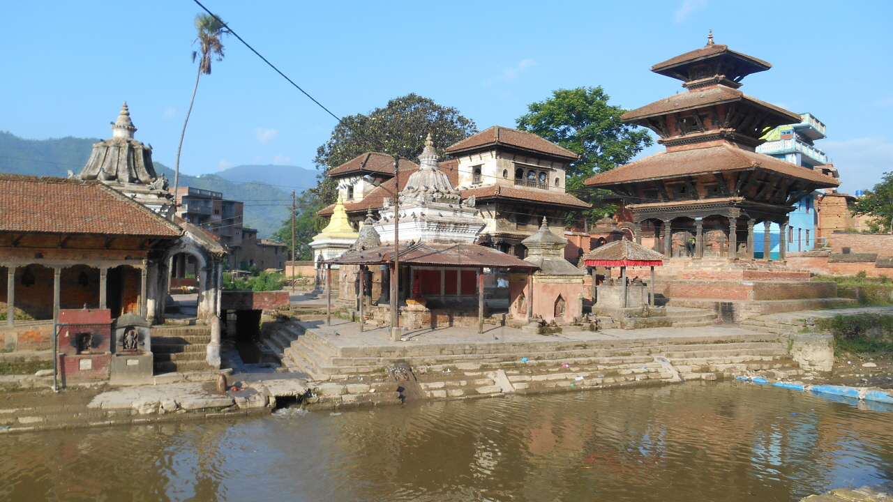  17세기에 지어졌다는 크리슈나 나라얀 힌두사원(krishna narayan mandir). 사원 앞에 시신을 화장 하는 가트가 있고 그 앞으로 강물이 흐르고 있다.