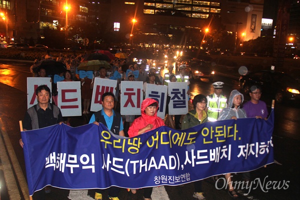 경남진보연합은 26일 저녁 창원 정우상가 앞에서 "한국 땅 어디에도 샤드 배치를 원하는 곳은 없다"는 제목으로 집회를 열고, 2km 정도 떨어져 있는 상남동 분수광장까지 거리행진했다.