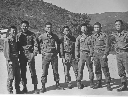 그 무렵 소대원들과 함께(맨 오른쪽이 기자, 1969. 7.) 
