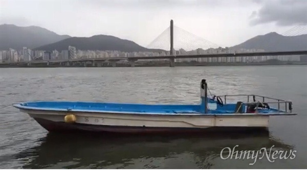 김해시 대동면 앞 낙동강 위에 배가 떠 있는 모습