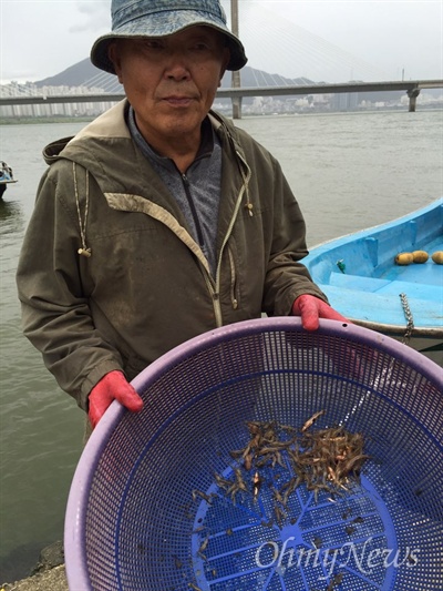  김해시 대동면 앞 낙동강에서 어민이 통발 7개를 건져 올렸다. 빈 통발에는 좁쌀만한 고기뿐이다. 어민은 "4대강 사업 후 물고기가 씨가 말랐다"고 말했다.