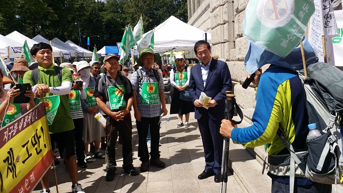 박원순 서울 시장의 환영 시청 앞마당에서 박시장이 나서서 탈핵 순례단을 환영하면서 반갑게 인사를 하고 있다.