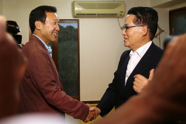 국민의당 박지원 비상대책위원장 겸 원내대표(오른쪽)와 손학규 전 경기지사가 2016년 8월 27일 오후 전남 강진의 한 식당에서 만나 악수하고 있다.