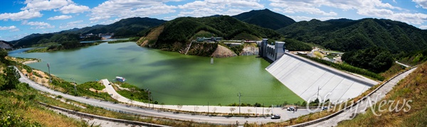 지난 2016년 8월 27일 오후 경북 영주 영주댐이 들어선 일대 낙동강에 녹조가 창궐했다.
