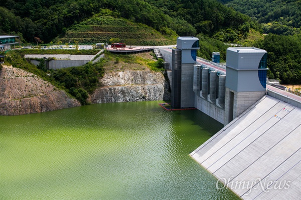 지난해 8월 27일 오후 경북 영주 영주댐이 들어선 일대 낙동강에 녹조가 창궐하고 있다.