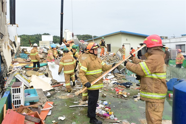 28일 오전 진주시 장대동 소재 3층 건물의 지붕이 무너져 내리자 구조대원들이 잔해물 철거 등의 작업을 벌이고 있다.