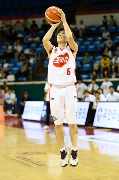  정재홍은 픽&롤을 진행하는 상황에서 3점슛과 중거리슛을 연속으로 꽂아 넣었다. 