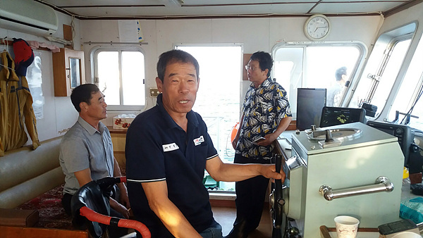 해양수산부 소속 낙도보조선인 '섬사랑 7호'를 운항하는 박철용(67세) 선장 뒤에 이재언 연구원이 여서도 전임 이장 정현종(70세)씨와 대화하고 있다.