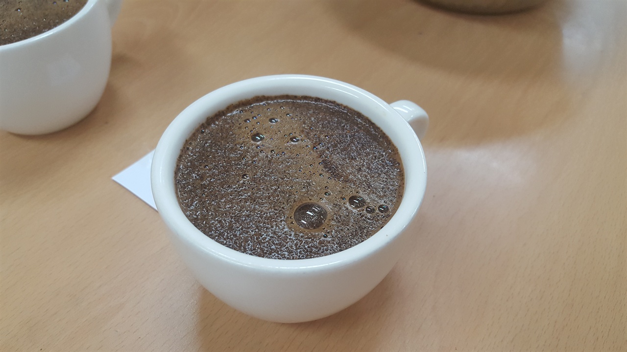 커핑테스트는 원두가루를 담은 컵에 뜨거운 물을 부은 뒤 올라오는 향으로 평가한다.