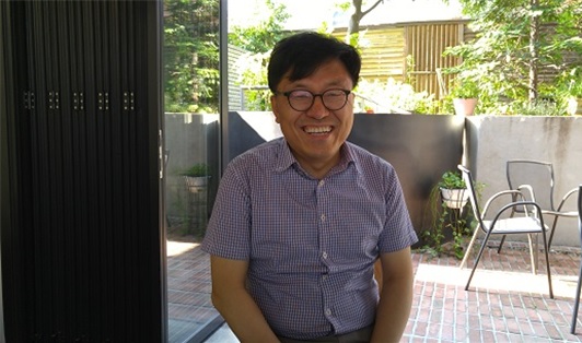 서울 정동 녹색당 사무실 앞의 한 카페에서 <단비뉴스>와 인터뷰하고 있는 하승수 공동운영위원장.