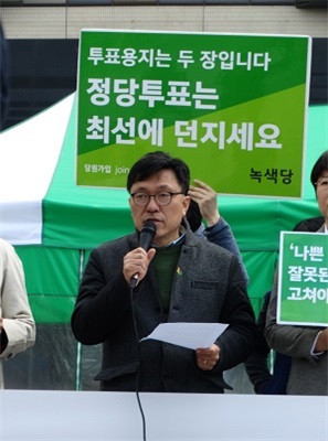 지난 3월 서울 광화문광장의 녹색당 천막 선거사무소 앞에서 선거제도 개혁을 호소하고 있는 하승수 위원장.
