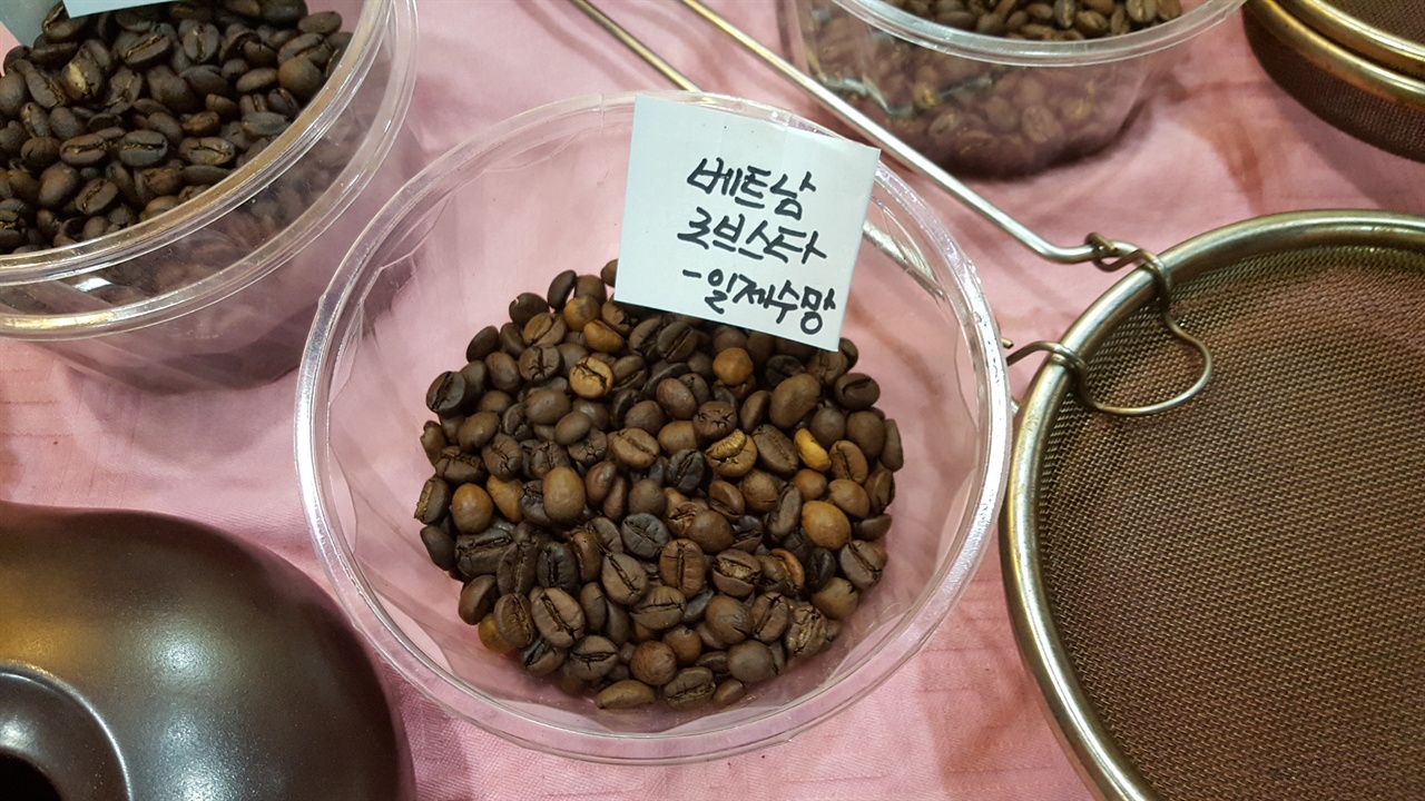 로브스타를 대표하는 베트남 커피 원두의 모습. 로브스타는 아라비카와 더불어 전세계 커피품종의 하나를 차지하지만, 아라비카와 달리 훨씬 저렴하다. 그만큼 카페인 함량도 높고 맛도 떨어진다는 단점이 있다.
