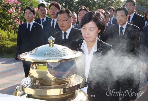 김대중 전 대통령 묘소 참배하는 추미애 추미애 더불어민주당 신임 당 대표를 비롯한 최고위원들이 29일 오전 서울 동작구 국립서울현충원 김대중 전 대통령의 묘역을 찾아 참배하고 있다. 