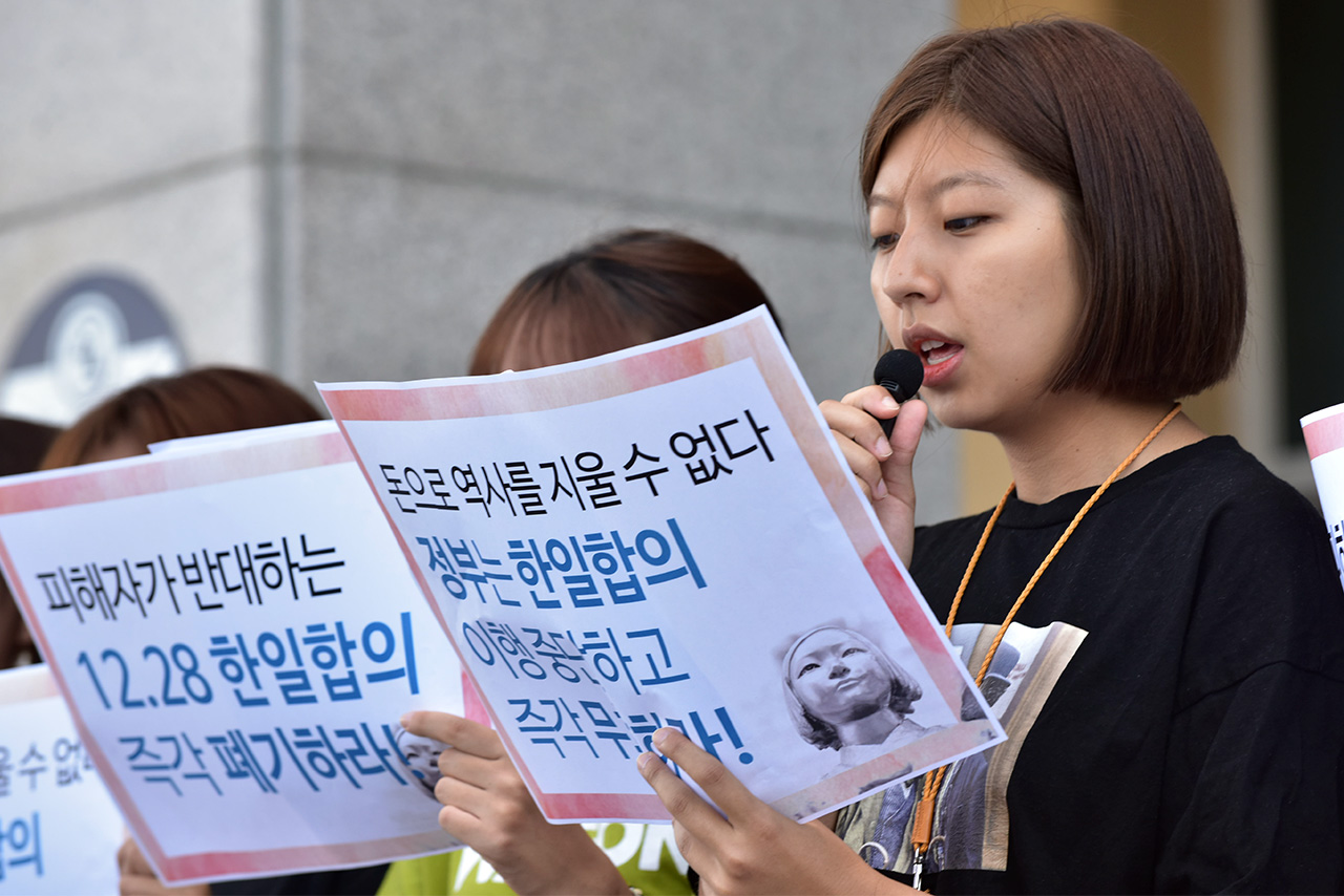   '소녀상 지킴이' 대학생들이 9일 오전 서울 남대문경찰서 앞에서 열린 ‘소녀상 지킴이 대학생 표적수사 규탄 기자회견'에서 기자회견문을 낭독하고 있다.