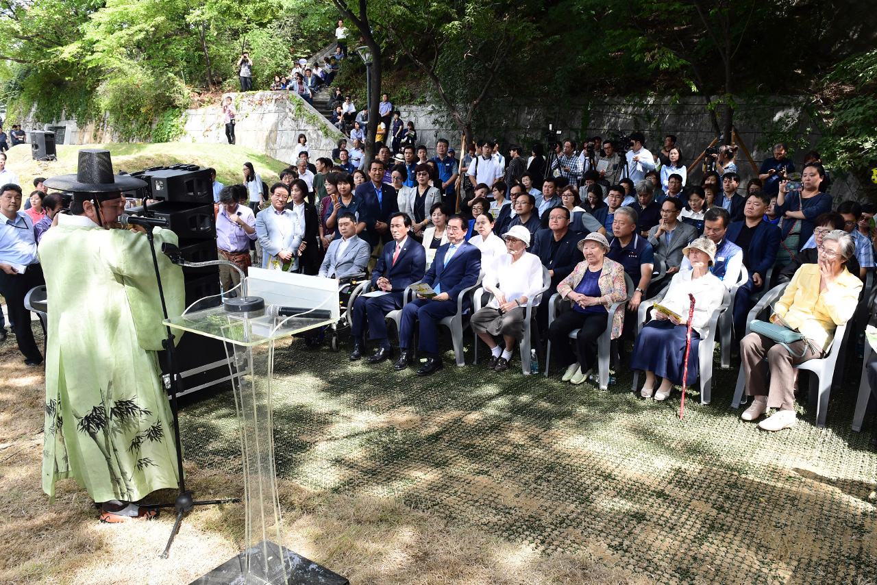 일본군 '위안부' 피해자 김복동, 길원옥 할머니 등이 참석한 가운데 29일 오후 서울 중구 예장동 남상공원 통감관저터에서 일본군 '위안부' 기억의 터 제막식 행사가 진행되고 있다.