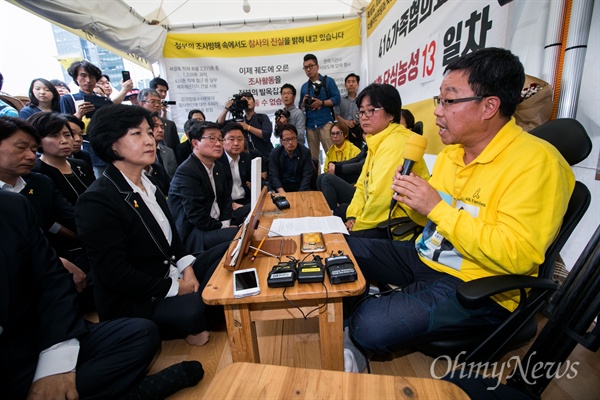 세월호 유가족의 단식이 13일째 진행되고 있는 지난 8월 29일 오후 서울 광화문 세월호 농성장에서 더불어민주당 추미애 신임대표가 단식 중인 유가족들을 방문해 세월호 가족협의회 유경근 집행위원장의 발언을 듣고 있다. 