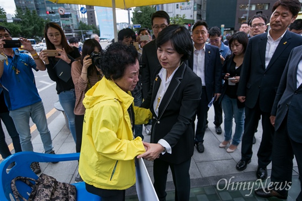  세월호 유가족의 단식이 13일째 진행되고 있는 29일 오후 서울 광화문 세월호 농성장에서 더불어민주당 추미애 신임대표가 단식 중인 유가족들을 방문을 마치고 돌아가던 중 세월호 희생자 고 유예은양의 할머니를 만나 위로 하고 있다. 