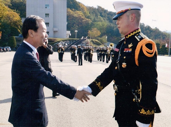 해병 의장대 사열 받는 김귀동 변호사(왼쪽)
