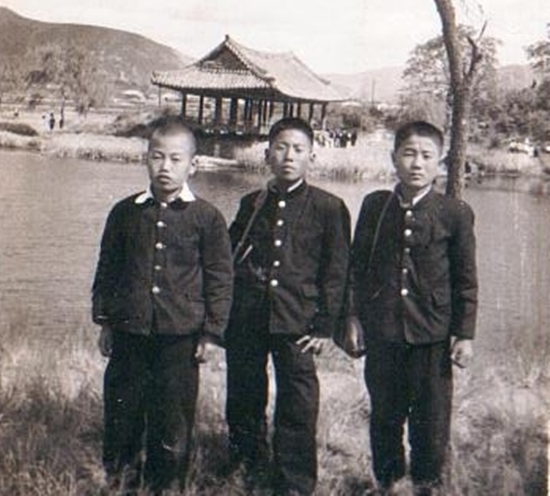 초등학교 수학여행 기념사진 경주 안압지에서(왼쪽이 김귀동)

