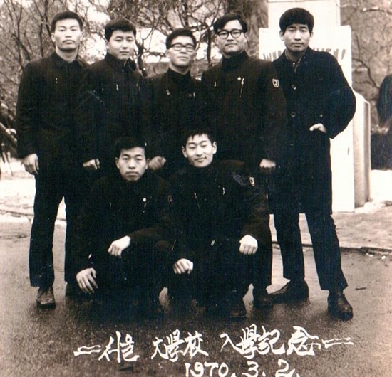 서울대 법대 입학 기념사진(뒷줄 맨 왼쪽이 김귀동)
