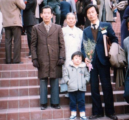 1985년 사법연수원 수료식(부모와 큰아들)
