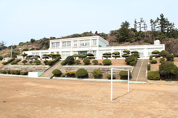 111년의 역사를 자랑하는 거문초등학교 서도 분교 모습. 대한민국 섬 학교 중에서 역사가 가장 깊다