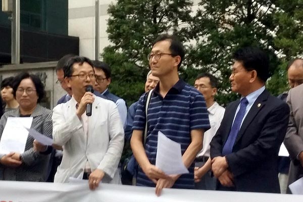 30일 오후 성북경찰서 앞에서 열린 규탄대회에 참석한 김문수 서울시의원(왼쪽)과 안종훈 동구마케팅고 교사(가운데).