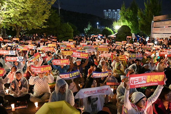 김천시청 앞 시민 2000여명 모여 '그네는 아니다'크게 외쳐
