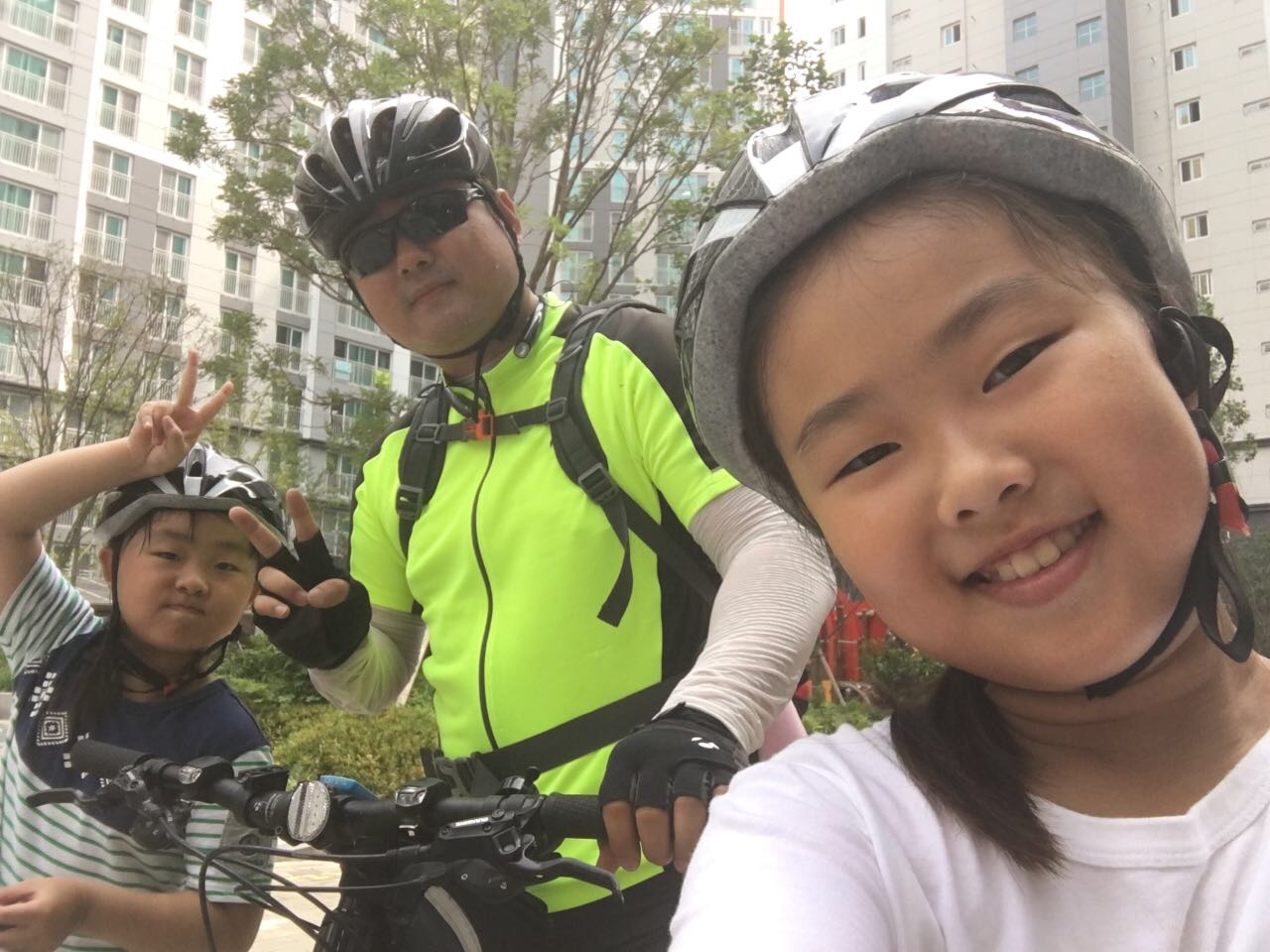 시간이 나면 아이들과 자전거 라이딩 하는 것이 소소한 기쁨이라는 진인하 회장
