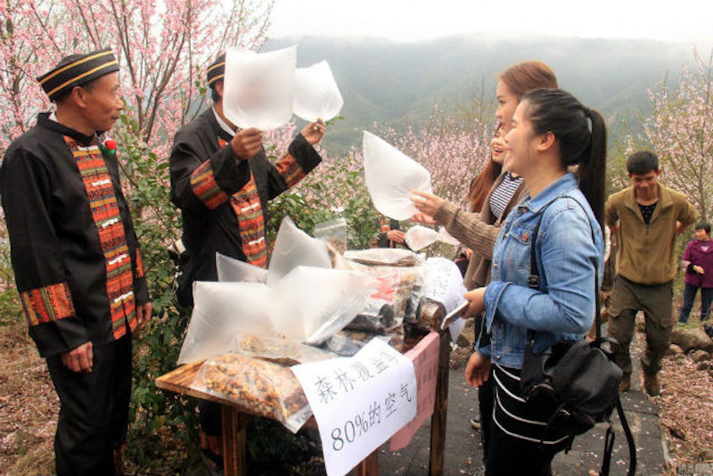 광둥성에서 신선한 공기가 담긴 공기 주머니를 구매하는 사람들 
