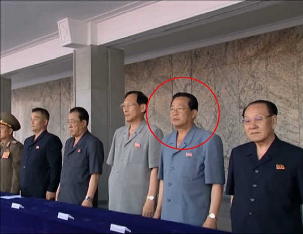통일부는 31일 북한의 김용진(붉은 원) 내각 부총리가 처형됐다고 밝혔다. 사진은 지난 7월 2일 김정은 국무위원장 추대 평양시 군민경축대회에 참석한 김용진. 2016.8.31 