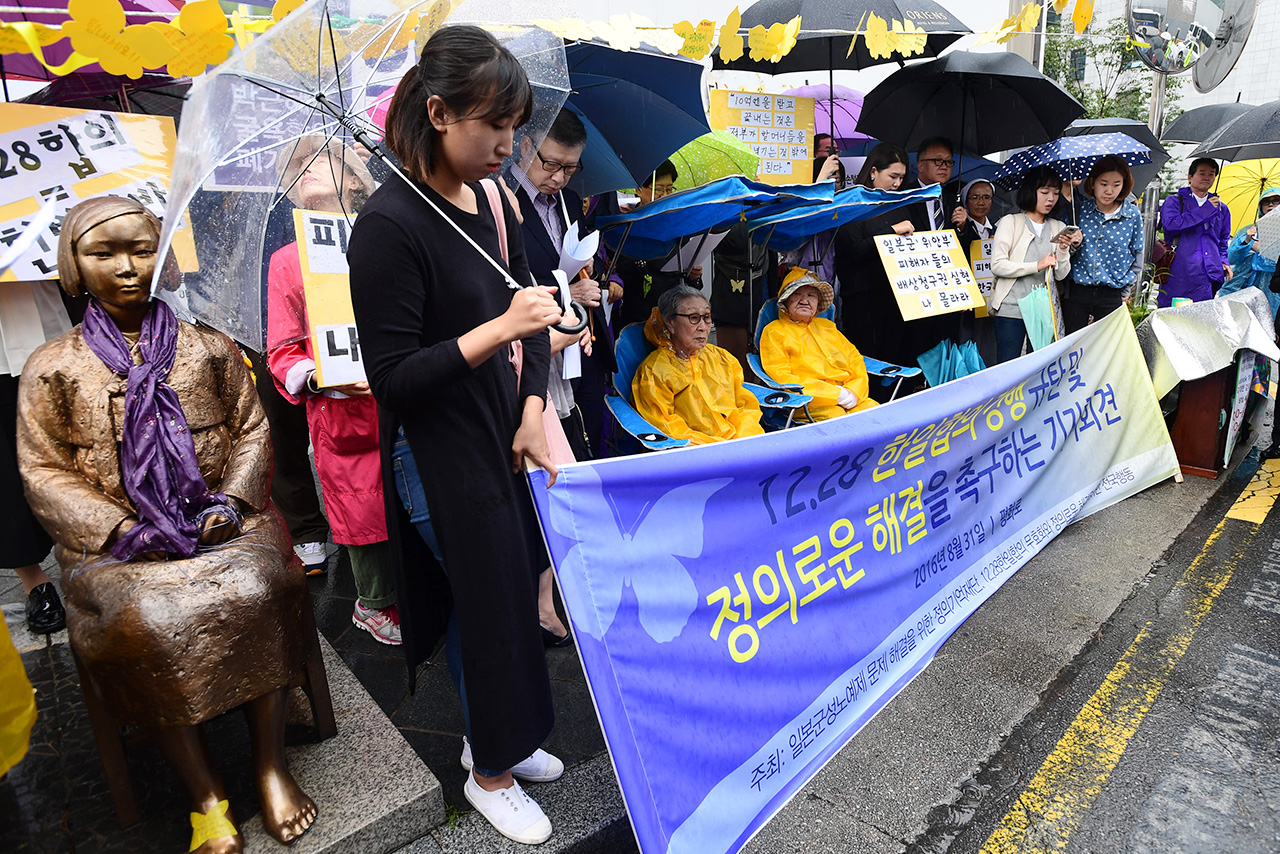  일본군 '위안부' 피해자 할머니들과 나눔의 집, 한국정신대문제대책협의회 등 시민사회단체 회원들이 31일 오전 서울 종로구 평화로 옛 일본대사관 맞은편에서 '1228 한일합의 강행 규탄 및 정의로운 해결을 촉구하는 기자회견'을 열고 있다. 