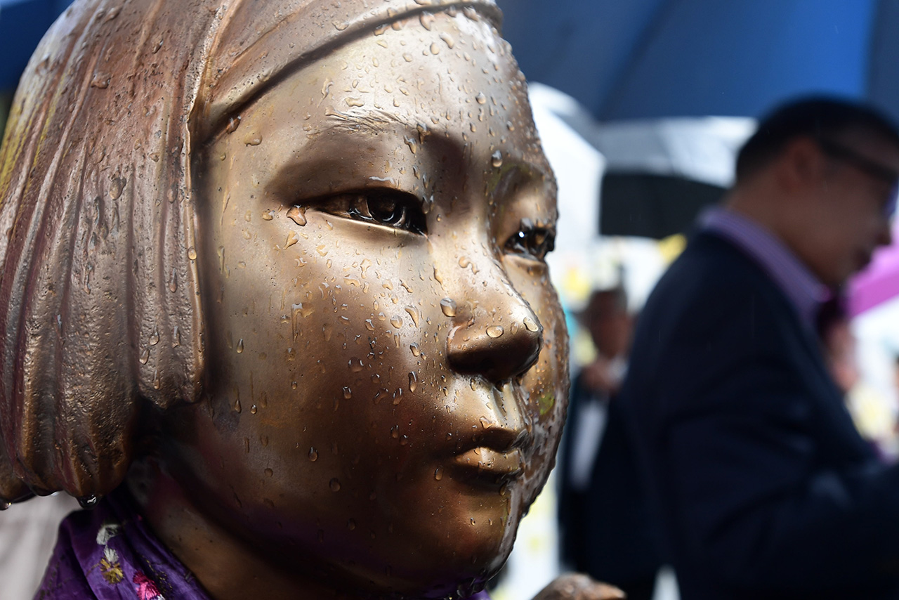  서울지역에 폭우가 쏟아지는 가운데 서울 종로구 평화로 옛 일본대사관 맞은편에서 세워져 있는 소녀상의 얼굴에 빗물이 맺혀있다.