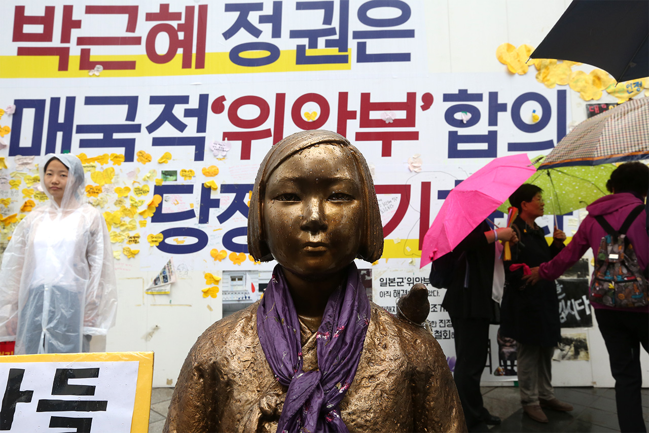 서울지역에 폭우가 쏟아지는 가운데 서울 종로구 평화로 옛 일본대사관 맞은편에서 세워져 있는 소녀상에 빗물이 맺혀있다.