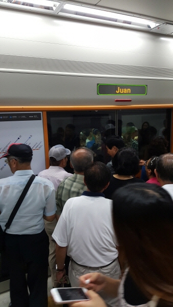 지난 7월 30일 첫 운행일에 열차운행에서 차량문의 시스템이 오류를 발생하자 시민들이 뒤엉키기 시작했다.