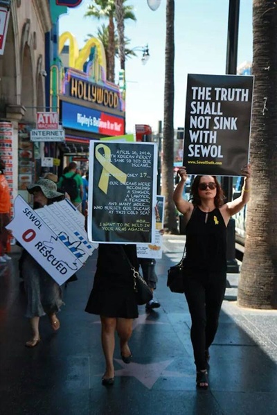 관광객들이 많이 모이는 헐리우드 거리에서 세월호 참사의 진실을 알리기 위해 시위하고 있는 린다 리씨의 모습.