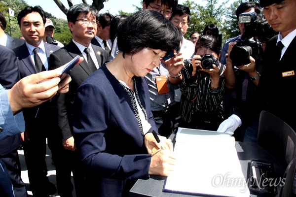  추미애 더불어민주당 대표가 31일 오후 경남 김해시 진영읍 봉하마을을 찾아 고 노무현 전 대통령 묘역을 참배한 뒤 방명록에 서명하고 있다.