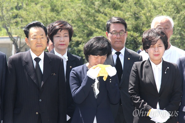  추미애 더불어민주당 대표가 31일 고 노무현 전 대통령 묘역을 참배하며 손수건을 꺼내 눈물을 훔치고 있다.