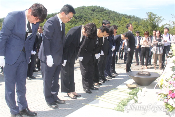  더불어민주당 최고위원들이 31일 고 노무현 전 대통령 묘역을 참배하고 있다.