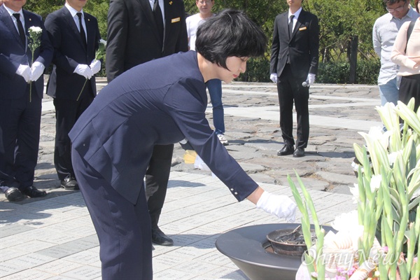  추미애 더불어민주당 대표가 31일 고 노무현 전 대통령 묘역을 참배하고 있다.