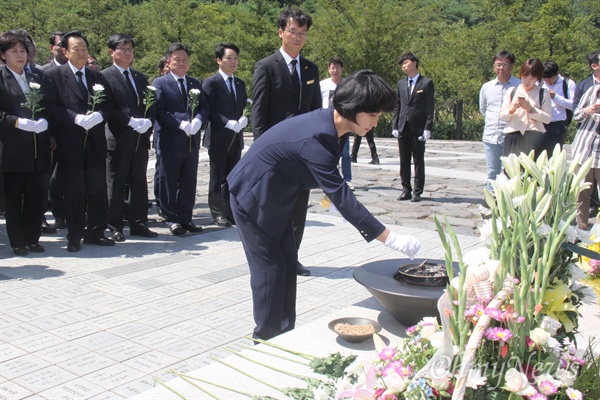  추미애 더불어민주당 대표가 31일 고 노무현 전 대통령 묘역을 참배하고 있다.