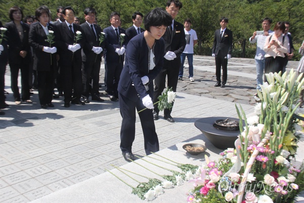  추미애 더불어민주당 대표가 31일 고 노무현 전 대통령 묘역을 참배하고 있다.